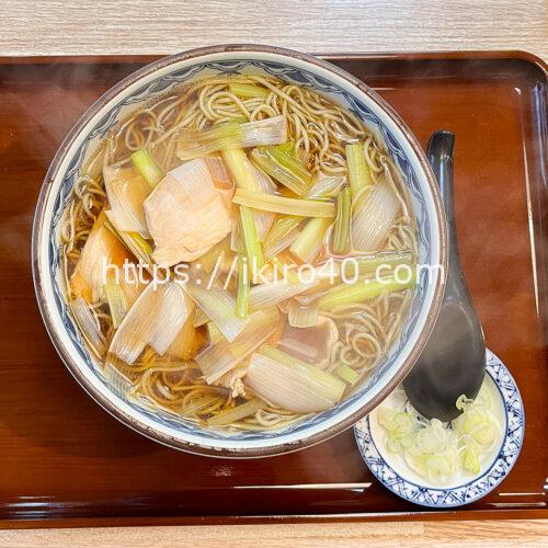 新宿御苑前駅から徒歩5分のそば処 更科の鶏南蛮ソバ。鶏肉は、噛むとじゅわっと広がる旨味が、出汁の中で穏やかに溶け合う。