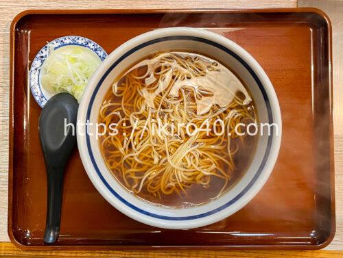 舌の上をすべるたびに、そのまろやかな旨味が心の奥底まで染みわたる。新宿三丁目駅から徒歩5分　そば処 更科のかけそば600円