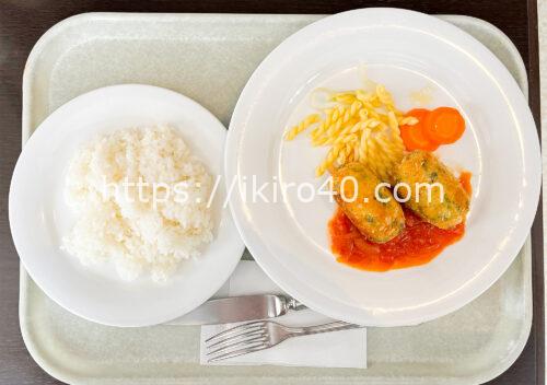 サーモンのふくよかな風味とほうれん草のほのかな苦味を優しく包み込み、口の中でひとつの物語を紡ぎ出す。サーモンとほうれん草のクリームコロッケ トマトソース1,000円