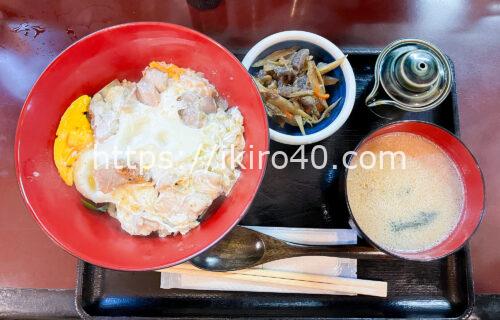 柚子胡椒がほのかに香り、さっぱりとした酸味と辛味がスープ全体に軽やかさを加えている。新宿三丁目駅から徒歩10分　鳥けんの白親子丼1,000円