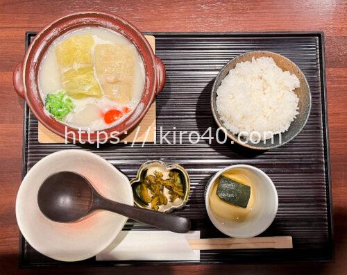 鶏骨から丹念に抽出された旨味がキャベツの甘さと肉のコクを引き立てる。新宿げんかい食堂のロールキャベツ1,000円