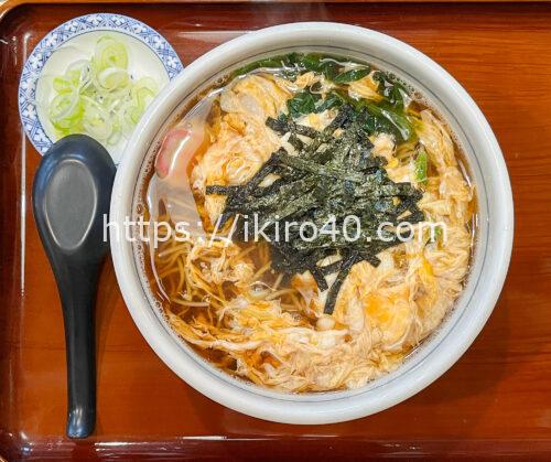 醤油の風味は控えめで、素材そのものの力を存分に引き出すような、上品かつ深い味わいである。新宿2丁目のそば処 更科の「かけの玉子とじ」750円