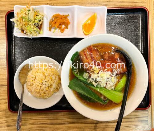 口に入れると、醤油の甘辛さが染みた肉が舌の上で溶け、ほんのりとした八角の香りが鼻を抜ける。吉祥亭の豚の角煮ラーメン980円